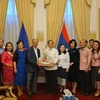 Đại sứ Việt Nam tại Pháp Đinh Toàn Thắng trao quà tới Đại sứ Lào Kham-Inh Khitchadeth nhân dịp Tết cổ truyền Bunpimay (14-16/4/2023). (Ảnh: TTXVN)
