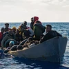 Tàu cứu hộ mang cờ hiệu Đức chở người di cư được giải cứu ngoài khơi bờ biển thành phố Sicily, Italy ngày 3/11/2022. (Ảnh: AFP/TTXVN)