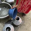 Người dân ở khu vực Chellanam, Kochi, bang Kerala, Ấn Độ, lấy nước sinh hoạt ngày 1/3/2023. (Nguồn: AP)