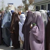 Phụ nữ Afghanistan chờ nhận lương thực cứu trợ tại tỉnh Kandahar ngày 28/3/2023. (Ảnh: AFP/TTXVN)