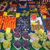 Thực phẩm được bày bán tại một khu chợ ở Bonn, Đức. (Ảnh: NUR Photo/TTXVN)
