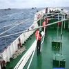 Tàu KN 410 hỗ trợ cứu kéo tàu cá Bình Thuận gặp nạn trên biển. (Ảnh: TTXVN phát)