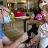 Nhân viên y tế tiêm vaccine phòng COVID-19 cho trẻ em tại Needham, Massachusetts, Mỹ, ngày 21/6/2022. (Ảnh: AFP/TTXVN)