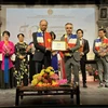 Đại sứ Việt Nam tại Pháp Đinh Toàn Thắng trao quà lưu niệm cho ông Benoit Guidée, đại diện Bộ Châu Âu và Ngoại giao Pháp. (Ảnh: Nguyễn Thu Hà/TTXVN)