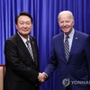 Tổng thống Hàn Quốc Yoon Suk-yeol (trái) và Tổng thống Mỹ Joe Biden trong cuộc gặp tại Phnom Penh, Campuchia ngày 13/11/2022. (Nguồn: Yonhap)