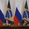 Ngoại trưởng Brazil Mauro Vieira (phải) và Ngoại trưởng Nga Sergei Lavrov (trái) tại cuộc họp báo chung ở Brasilia, Brazil, ngày 17/4/2023. (Ảnh: AFP/TTXVN)