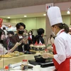 Người tiêu dùng Nhật Bản khám phá bộ sản phẩm gia vị Chin-su của Masan tại Foodex Japan 2023. (Ảnh: Đào Thanh Tùng/TTXVN)