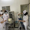 Các nhân viên y tế đang kiểm tra các thiết bị y tế, bình ôxy cảnh giác cao với nguy cơ dịch COVID-19 bùng phát lại. (Ảnh: Huyền Trang/TTXVN)