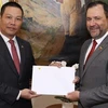 Đại sứ Việt Nam tại Venezuela Vũ Trung Mỹ trình bản sao Thư ủy nhiệm của Chủ tịch nước Võ Văn Thưởng lên Bộ trưởng Ngoại giao Venezuela Yván Gil Pinto. (Ảnh: Trương Phi Hùng/TTXVN)