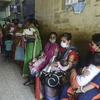 Các bà mẹ bế con chờ khám bệnh tại bệnh viện ở Siliguri, Ấn Độ. (Ảnh: AFP/TTXVN)