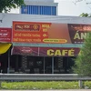 Bảng hiệu có nội dung quảng cáo trang web cá cược bóng đá treo ở quán càphê trên Quốc lộ 1A thuộc địa bàn quận Cái Răng. (Ảnh: Thanh Liêm/TTXVN)
