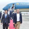 Bộ trưởng Bộ Công Thương Nguyễn Hồng Diên đón Thủ tướng Đại Công quốc Luxembourg Xavier Bettel tại Sân bay Quốc tế Nội Bài, Hà Nội. (Ảnh: Minh Đức/TTXVN)