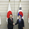 Tổng thống Hàn Quốc Yoon Suk Yeol (trái) và Thủ tướng Nhật Bản Fumio Kishida. (Ảnh: AFP/TTXVN)