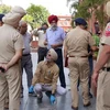 Cảnh sát điều tra tại hiện trường vụ nổ gần Đền Vàng trên phố Heritage tại thành phố Amritsar, Ấn Độ, ngày 7/5/2023. (Ảnh: AFP/TTXVN)