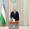 Tổng thống Uzbekistan Shavkat Mirziyoyev bỏ phiếu trong cuộc trưng cầu ý dân về sửa đổi Hiến pháp, ở Tashkent ngày 30/4/2023. (Ảnh: AFP/TTXVN)