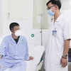 Thiếu tá, Bác sỹ Dương Xuân Minh thăm khám và kiểm tra sức khỏe cho bệnh nhân trước khi xuất viện. (Nguồn: Sức khỏe & Đời sống)