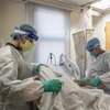 Nhân viên y tế điều trị cho bệnh nhân COVID-19 tại bệnh viện ở Massachusetts, Mỹ ngày 11/1/2022. (Ảnh: AFP/TTXVN)