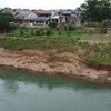 Sạt lở bờ sông tại khu 13, xã Dân Quyền, huyện Tam Nông, tỉnh Phú Thọ. (Ảnh: Tạ Toàn/TTXVN)