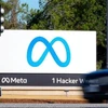 Biểu tượng của Công ty Meta, đơn vị chủ quản mạng xã hội Facebook, tại trụ sở công ty ở Menlo Park, California (Mỹ) ngày 28/10/2021. (Ảnh: AP/TTXVN)