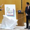Thủ tướng Nhật Bản Fumio Kishida (thứ hai từ phải sang) công bố logo Hội nghị thượng đỉnh G7. (Nguồn: AP)