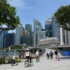 Du khách dạo chơi tại Vịnh Marina ở Singapore. (Ảnh: AFP/TTXVN)