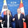 (Từ trái sang) Bộ trưởng Đổi mới, Khoa học và Công nghiệp Canada Francois-Philippe Champagne, Bộ trưởng Ngoại giao Canada Melanie Joly, Bộ trưởng Ngoại giao Hàn Quốc Park Jin và Bộ trưởng Thương mại Hàn Quốc Ahn Duk-geun tại cuộc đối thoại ở Seoul ngày 16