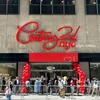 Người dân ở New York cũng chào đón cửa hàng Century21 mở lại như một biểu tượng hy vọng mới cho thành phố. (Nguồn: Curbed)
