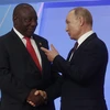 Tổng thống Nga Vladimir Putin (phải) và người đồng cấp Nam Phi Cyril Ramaphosa (trái) trong cuộc gặp bên lề Hội nghị thượng đỉnh Nga-châu Phi ở Sochi, Nga, ngày 23/10/2019. (Ảnh: AFP/TTXVN)