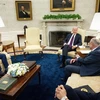 (Từ trái sang) Chủ tịch Hạ viện Mỹ Kevin McCarthy, Tổng thống Mỹ Joe Biden, Lãnh đạo đa số tại Thượng viện Mỹ Chuck Schumer và Lãnh đạo thiểu số tại Hạ viện Mỹ Hakeem Jeffries trong cuộc thảo luận về trần nợ công ở Washington, DC., ngày 9/5/2023. (Ảnh: AF