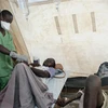 Bệnh nhân mắc tả được điều trị tại trung tâm y tế ở Tele, Mozambique. (Ảnh: AFP/TTXVN)