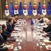 Tổng thống Hàn Quốc Yoon Suk-yeol (thứ 5, trái), Chủ tịch Ủy ban châu Âu Ursula von der Leyen (thứ 6, phải) và Chủ tịch Hội đồng châu Âu Charles Michel (thứ 5, phải) tại hội nghị ở Seoul ngày 22/5/2023. (Ảnh: Yonhap/TTXVN)