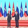 Tổng Bí thư, Chủ tịch nước Lào Thongloun Sisoulith (phải) bắt tay với Chủ tịch Đảng nước Nga Thống Nhất, Phó Chủ tịch Hội đồng An ninh Liên bang Nga Dmitry Medvedev. (Ảnh: TTXVN phát) 