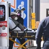 Nhân viên y tế chuyển bệnh nhân COVID-19 tới trung tâm y tế ở New York, Mỹ. (Ảnh: AFP/TTXVN)