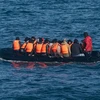 Người di cư vượt eo biển Manche từ Pháp sang Anh, ngày 15/3/2022. (Ảnh: AFP/TTXVN)