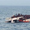 Người di cư vượt Địa Trung Hải tìm đường tới châu Âu, ngày 31/12/2022. (Ảnh: AFP/TTXVN)