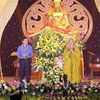 Ông Đoàn Minh Huấn, Ủy viên Trung ương Đảng, Bí thư Tỉnh ủy Ninh Bình chúc mừng Đại lễ Phật đản. (Ảnh: Đức Phương/TTXVN)