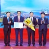 Phó Thủ tướng Trần Hồng Hà trao Quyết định Quy hoạch cho tỉnh Hà Tĩnh. (Ảnh: Doãn Tấn/TTXVN)