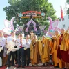 Các đại biểu thực hiện nghi thức thả chim bồ câu và bong bóng câu tại lễ tưởng niệm 60 năm ngày Bồ tát Thích Quảng Đức vị pháp thiêu thân (1963-2023) tại công viên tượng đài Bồ Tát Thích Quảng Đức. (Ảnh: Thanh Vũ/TTXVN)