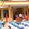 Ông Phan Anh Tuấn, Hiệu trưởng Trường Tiểu học Ngư Thủy Bắc xin lỗi trước tập thể giáo viên, học sinh và phụ huynh về sự việc. (Ảnh: TTXVN phát)