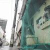 Cửa một nhà hàng được che chắn bằng lưới nhằm ứng phó với bão Mawar tại Miyakojima, tỉnh Okinawa, Nhật Bản ngày 1/6/2023. (Ảnh: Kyodo/TTXVN)