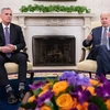 Tổng thống Mỹ Joe Biden (phải) và Chủ tịch Hạ viện Kevin McCarthy trong cuộc đàm phán về trần nợ công, ở Nhà Trắng, Washington, DC., ngày 22/5/2023. (Ảnh: AFP/TTXVN)