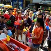 Người dân và du khách tham gia lễ hội té nước Songkran tại Bangkok, Thái Lan. (Ảnh: AFP/TTXVN)