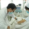 Các bác sỹ Bệnh viện Chợ Rẫy đang cấp cứu và điều trị cho các bệnh nhân bị bỏng. (Ảnh: Bệnh viện cung cấp)