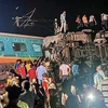 Lực lượng cứu hộ làm nhiệm vụ tại hiện trường vụ tai nạn đường sắt ở quận Balasore, bang Odisha, Ấn Độ tối 2/6/2023. (Ảnh: AP/TTXVN)