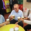 Hình ảnh Thủ tướng Australia Anthony Albanese trong quán ăn ở Hà Nội