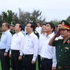 Chủ tịch nước Võ Văn Thưởng và các đại biểu thực hiện nghi thức chào cờ tại Cột cờ chủ quyền Tổ quốc trên đảo Phú Quý. (Ảnh: Thống Nhất/TTXVN)