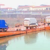 Hàng hóa xuất nhập khẩu qua lối mở Km3+4 Hải Yên - Cửa khẩu Quốc tế Móng Cái. (Ảnh: Văn Đức/TTXVN)