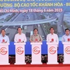 Thủ tướng Phạm Minh Chính và các đại biểu thực hiện nghi thức phát lệnh khởi công dự án. (Ảnh: Dương Giang/TTXVN)