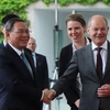 Thủ tướng Đức Olaf Scholz (phải) và người đồng cấp Trung Quốc Lý Cường. (Ảnh: Mạnh Hùng/Vietnam+)