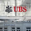 Biểu tượng ngân hàng UBS và Credit Suisse tại Zurich, Thụy Sĩ. (Ảnh: AFP/TTXVN)